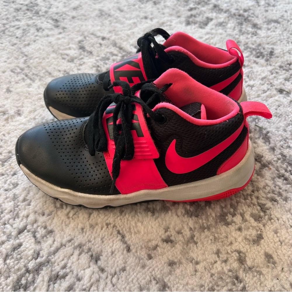Nike KidsTeam Hustle Basketball Shoe pink size 4.5Y